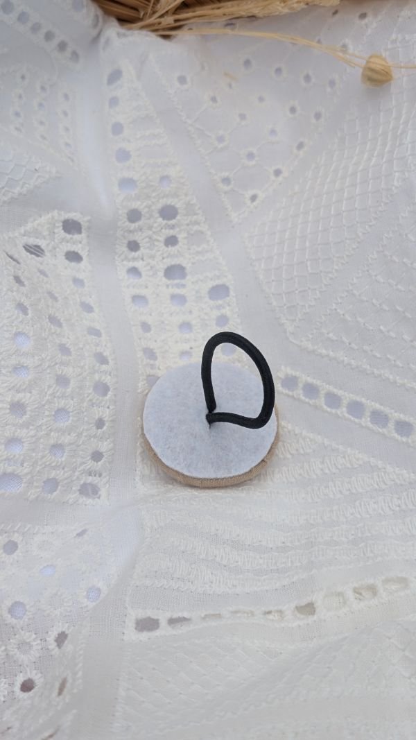 bouton brodé élastique