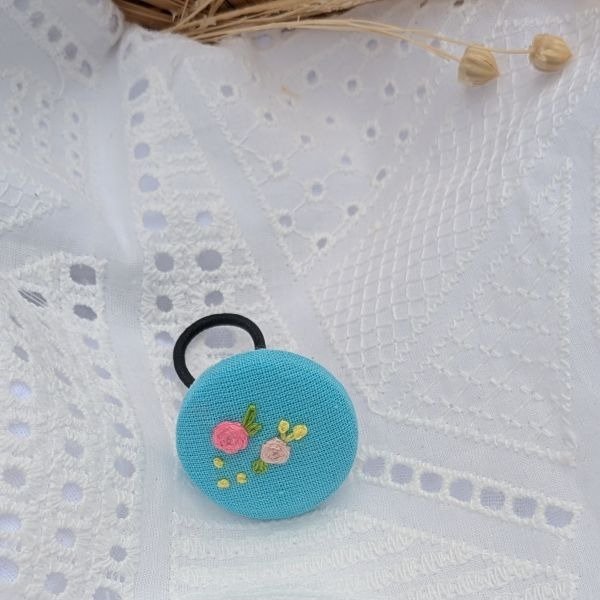 bouton brodé élastique
