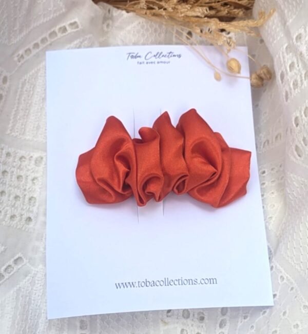 Screenshot clip en satin terracotta foncé